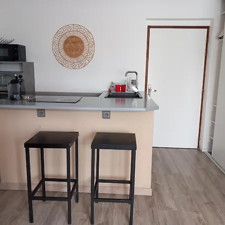 Appartement Avec Petite Place De Parking, Centre Ville, Proche Gares *